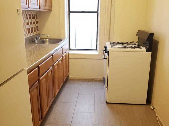 3rd image of 225 Parkside Ave APT 2O