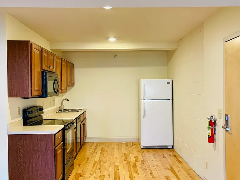 191 College St #303 — Photo 4