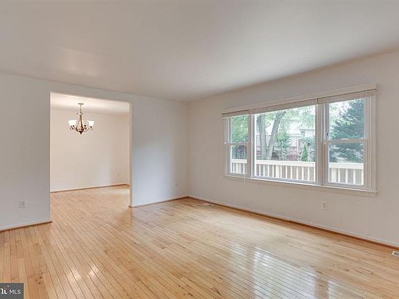 5th image of 801 Shahraam Ct SE