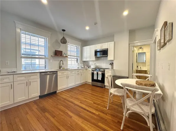 19 Walnut St APT 1, Newport, RI 02840