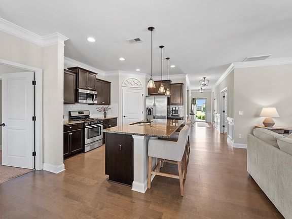 5th image of 709 Arnica Dr