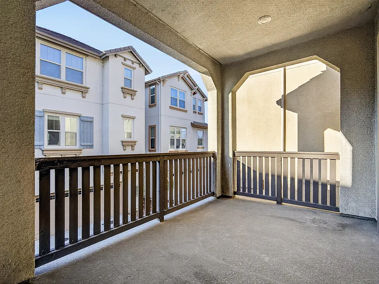 1606 Hidden Creek Ln — Photo 32