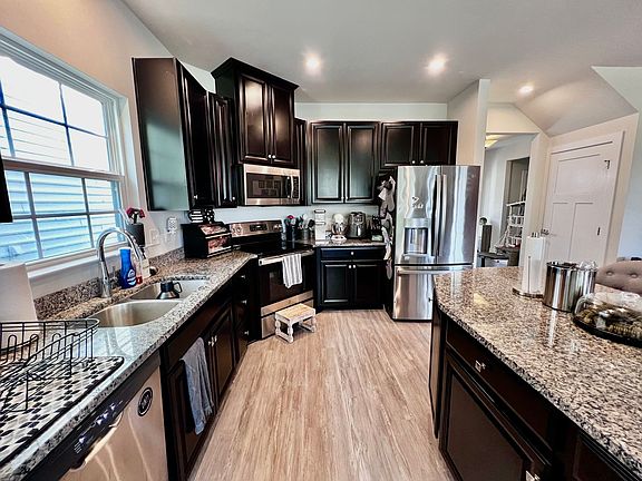 4th image of 2872 Greenwood Dr