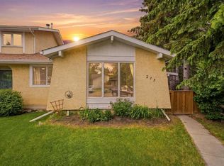 217 NE Woodvale Bay SW, Calgary, AB T2W 3L4