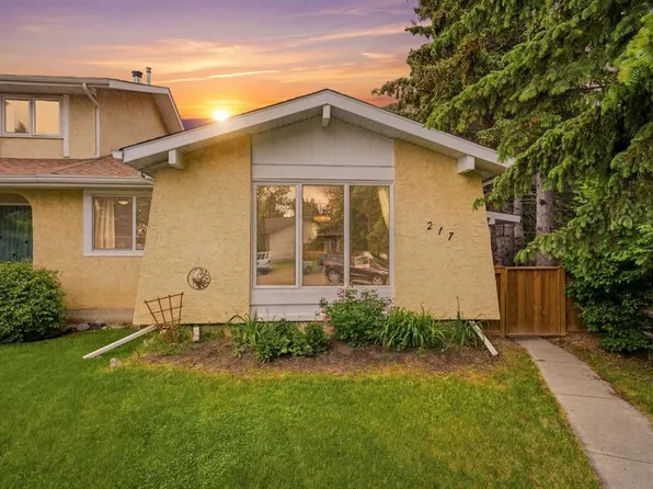 217 NE Woodvale Bay SW, Calgary, AB T2W 3L4