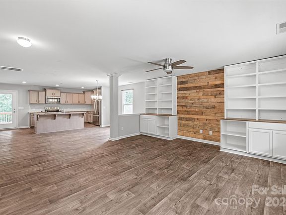 4th image of 400 Beverly Cir