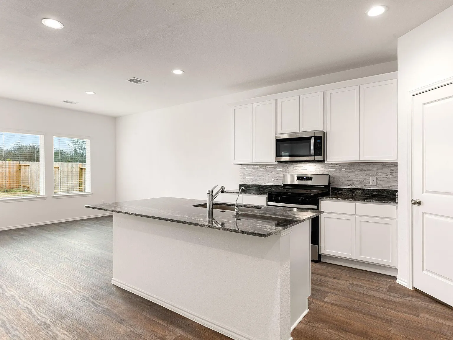 4 bed, 3.0 bath, 2604 sqft, $2,700 — Photo 2