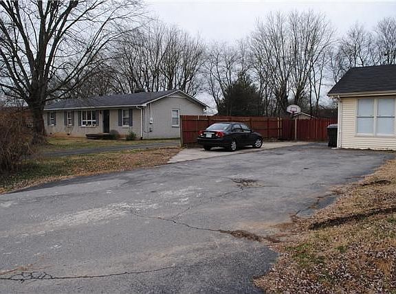 2nd image of 138 Gwen Ave