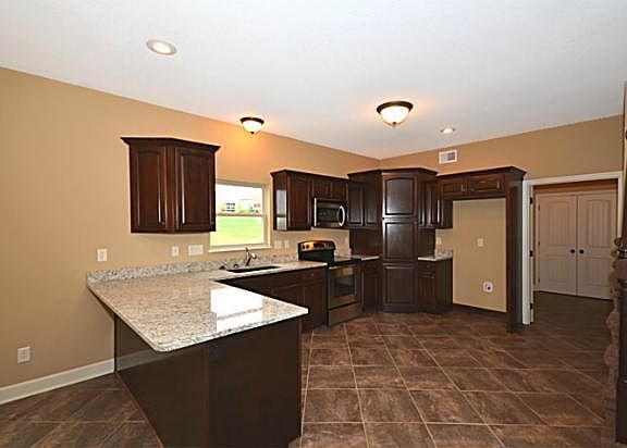 5th image of 12485 Lauren Cir