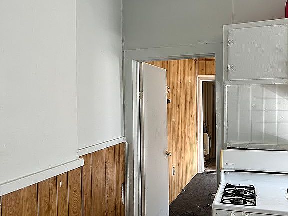 3rd image of 8817 Apple St
