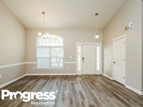 3rd image of 135 Broken Pine Ln