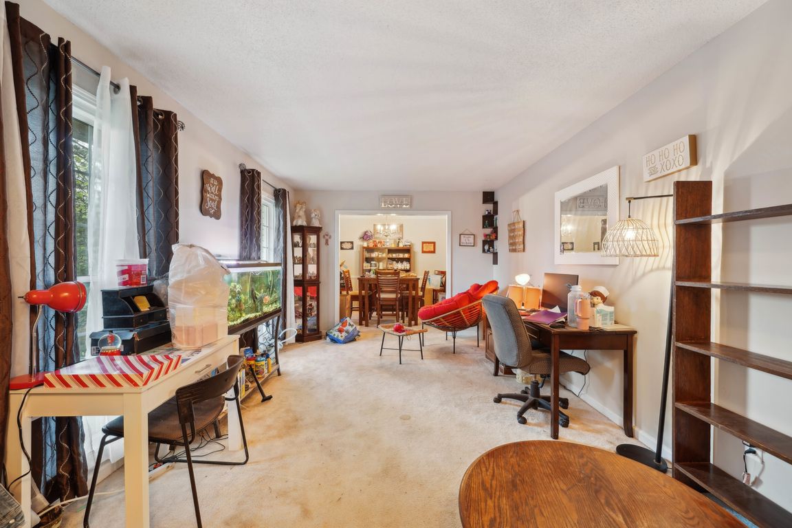 Lynn Cir-1104-024.jpg