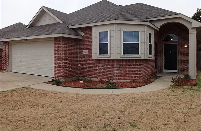 3 bed, 2.0 bath, 1298 sqft, $2,020 — Photo 1