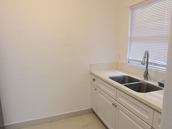 5th image of 22 Paloma Ave APT C