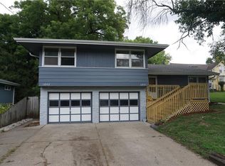 1241 72nd St, Windsor Heights, IA 50324