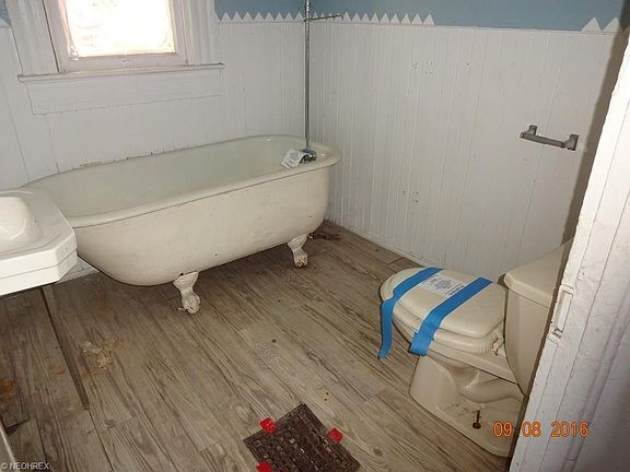5th image of 3221 Poe Ave