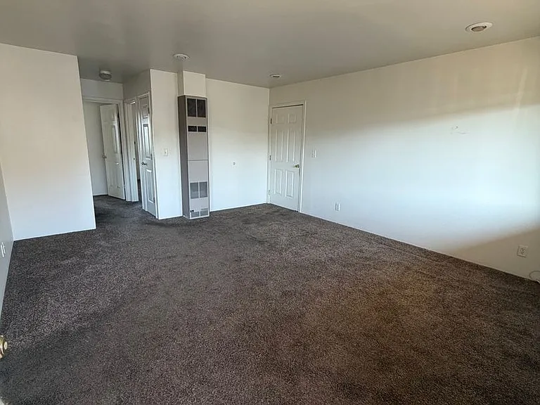 1049 W Lookingglass Rd — Photo 2