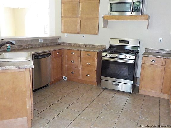 2nd image of 75 Dame Van Winkle Cir
