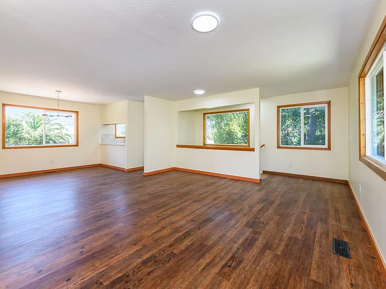 128 Mission Ave — Photo 3