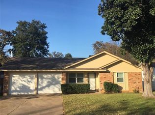 7409 Meadowcrest Dr, Fort Worth, TX 76112