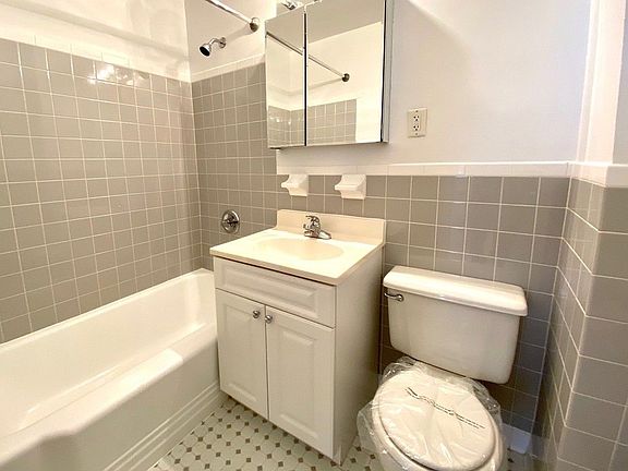 5th image of 201 E 19th St APT 17G