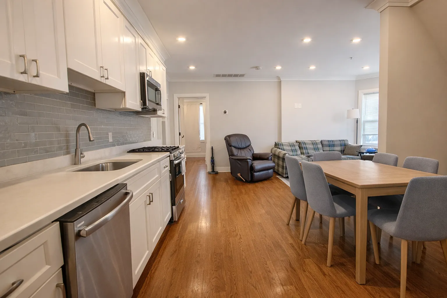 4 bed, 9999 sqft, $5,495 — Photo 3
