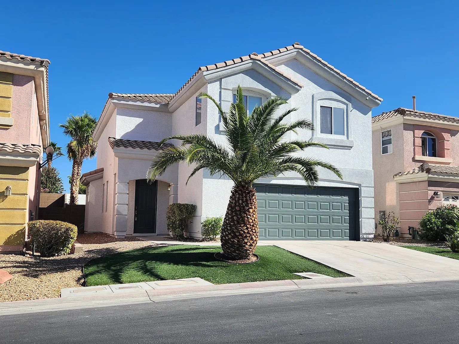 3 bed, 2.5 bath, 2004 sqft, $2,800 — Photo 1