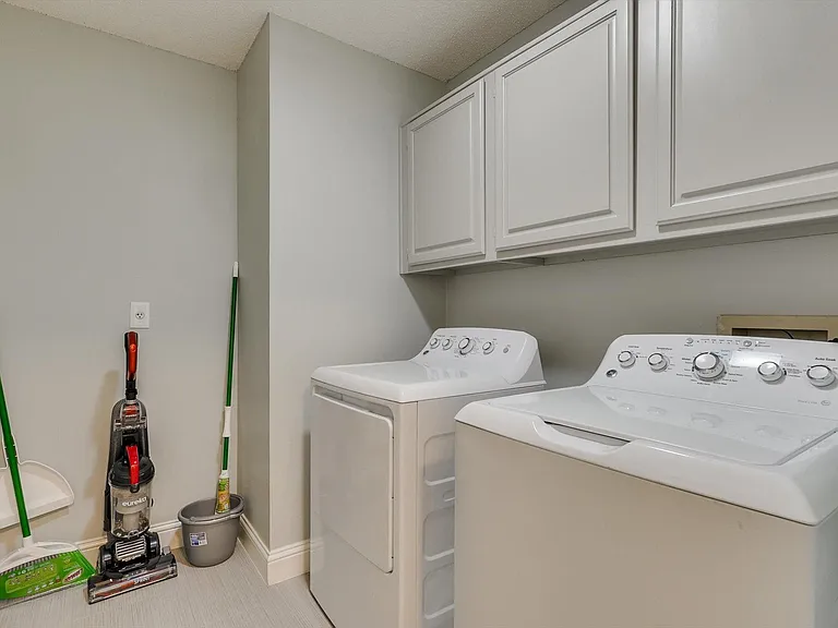 1717 Parkwood Dr — Photo 26