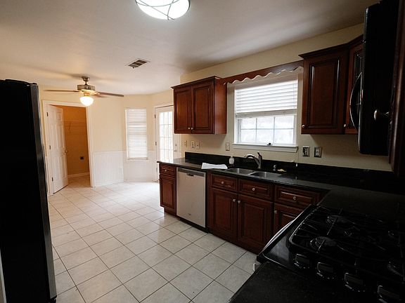 4th image of 690 Meadow Walk Ave