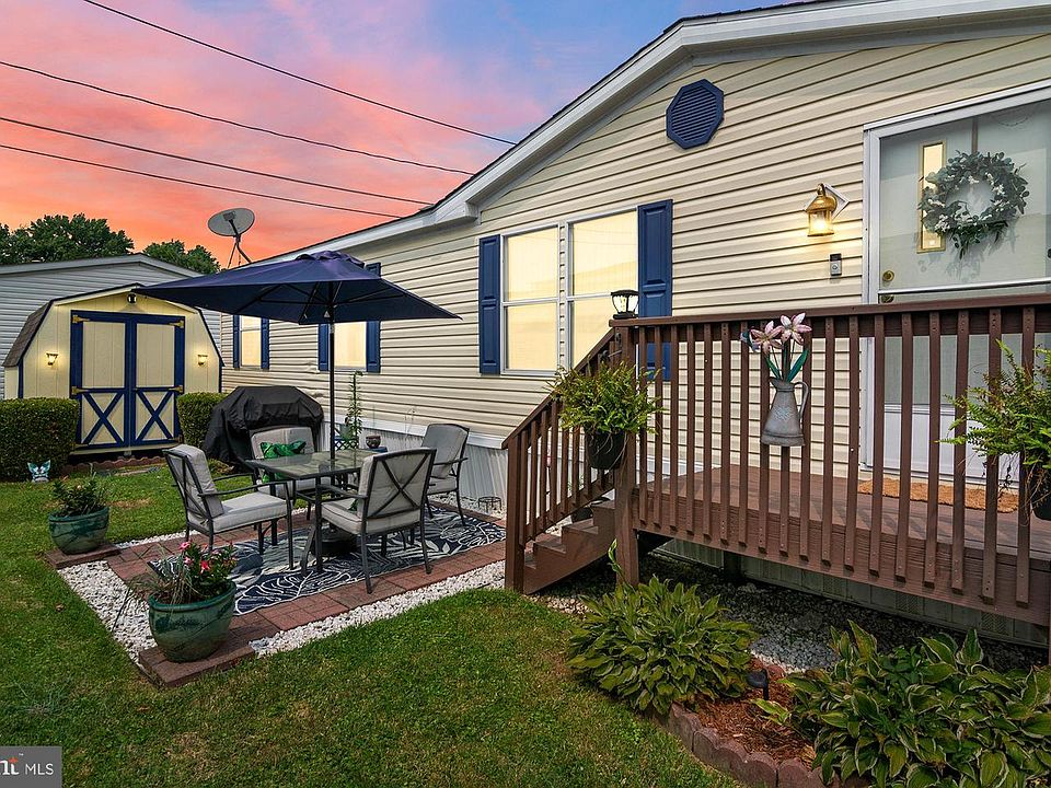 1st image of 8 Elinor Ln