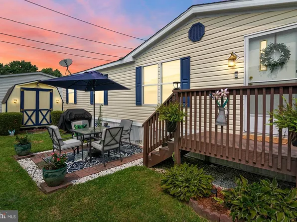 8 Elinor Ln, Sparrows Pt, MD 21219