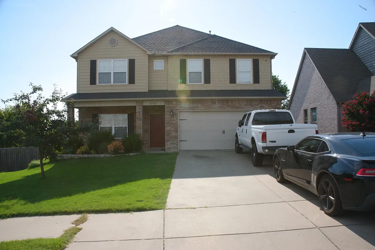 Building Photo - 3712 Glenwood Springs St