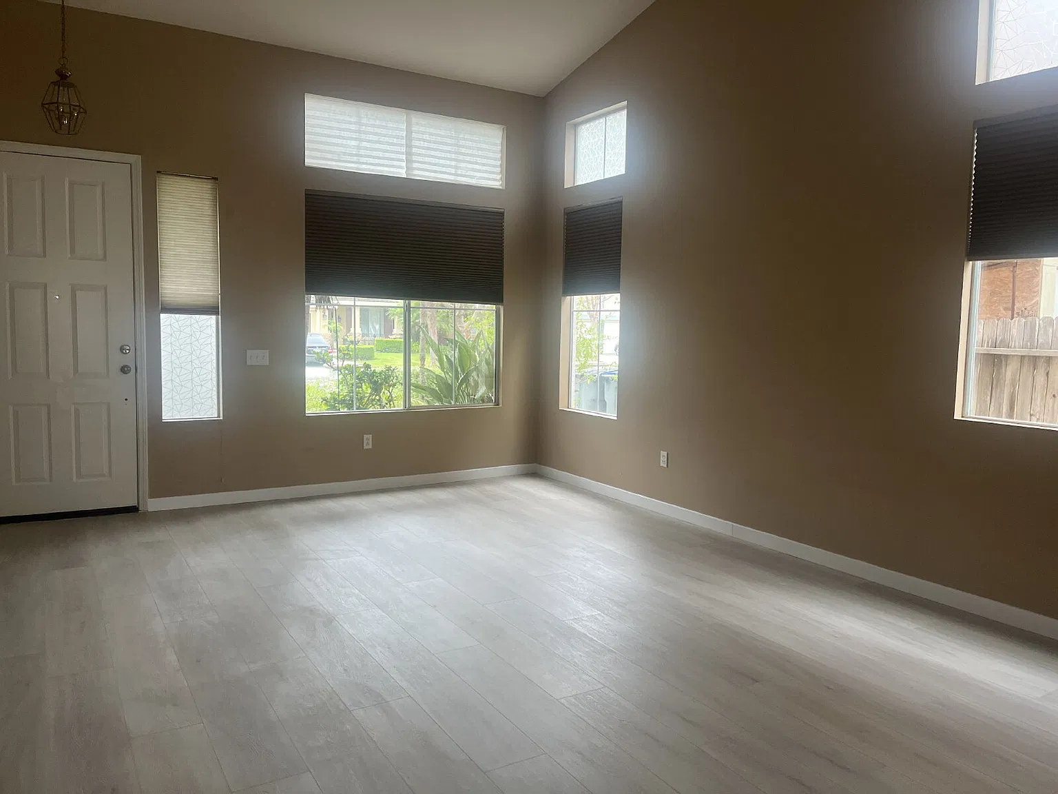 3 bed, 2.0 bath, 1790 sqft, $4,000 — Photo 2