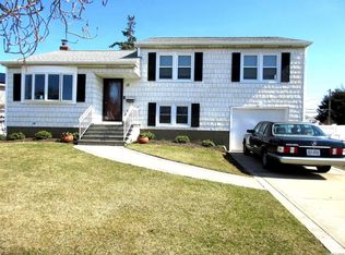17 Regina Rd, Farmingdale, NY 11735