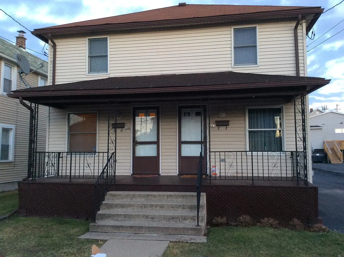305 Center St photo 1