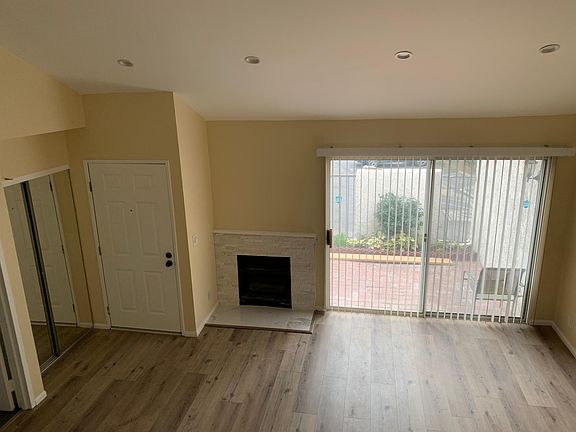 5th image of 18334 Collins St Unit D
