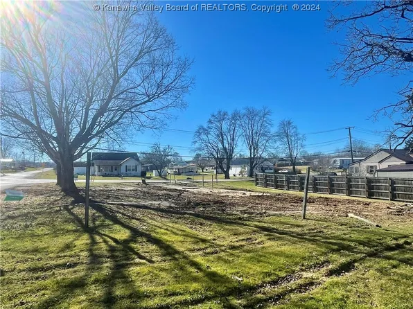 2203 Cherry St, Hurricane, WV 25526