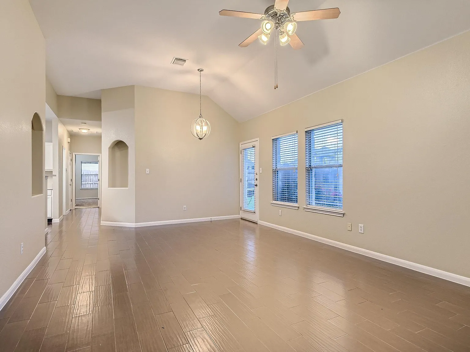 3 bed, 2.0 bath, 1205 sqft, $1,700 — Photo 2