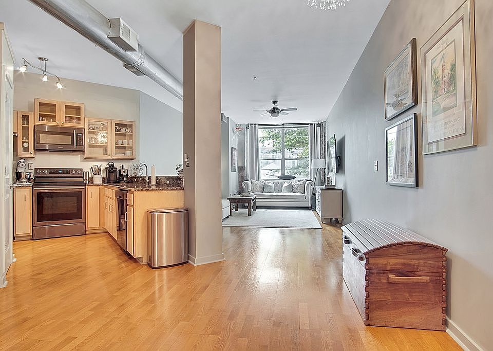 HUGE 1BR - 1,000+ sq. ft.