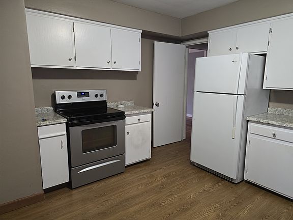 3rd image of 19560 Hilliard Blvd