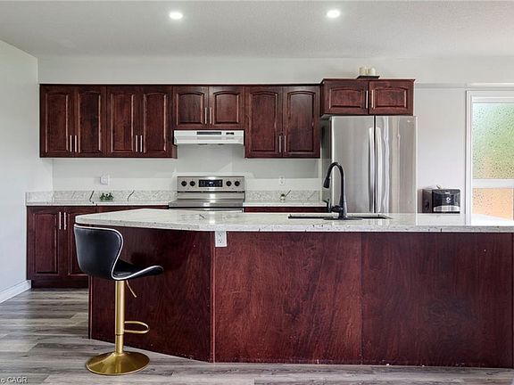 5th image of 264 Vincent Dr