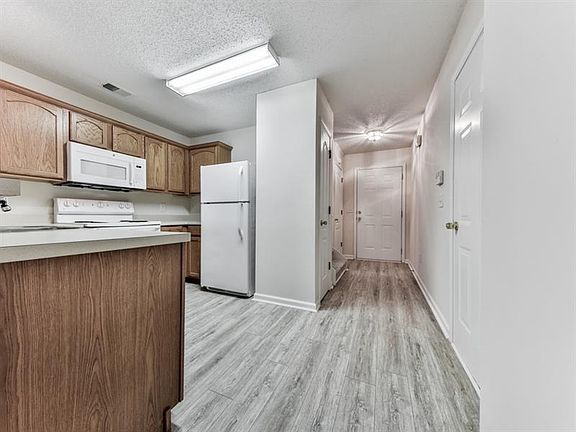 3rd image of 204 Fox Creek Blvd