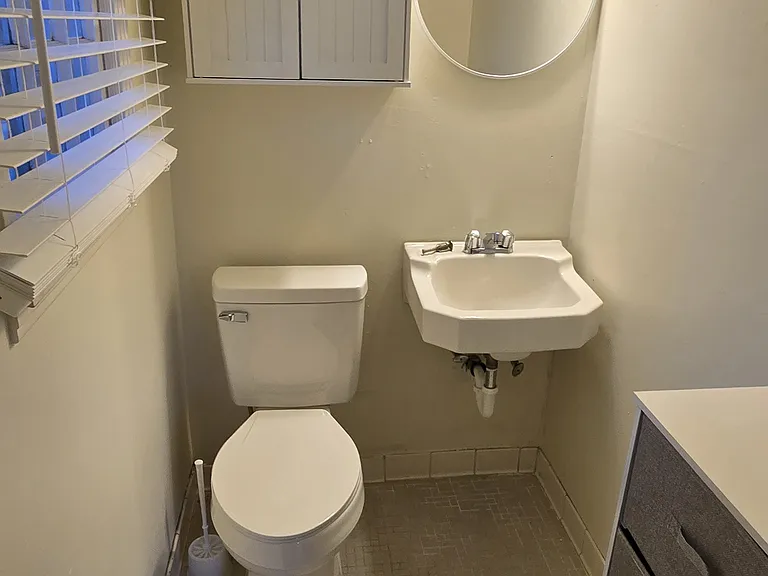 Master 1/2 bath