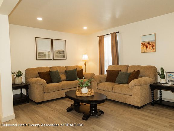 3rd image of 300 Utah Ln
