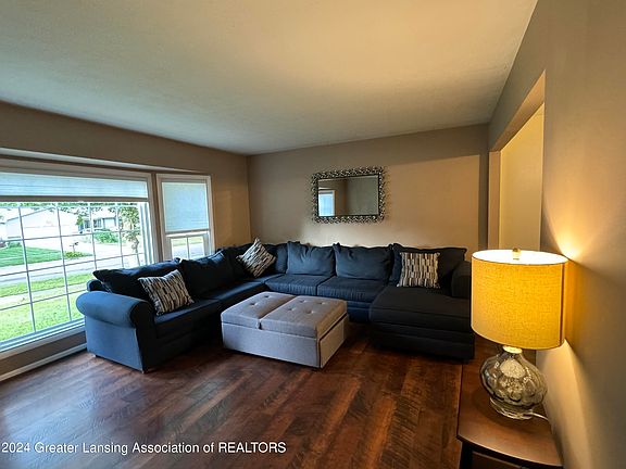 3rd image of 4229 Oakcrest Dr