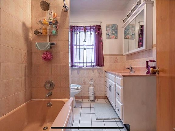 2nd image of 2251 Woodlawn Ave #4