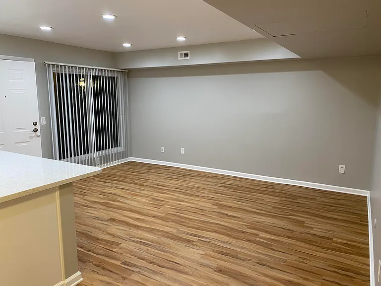 Monterey Villa Apartments — Photo 11
