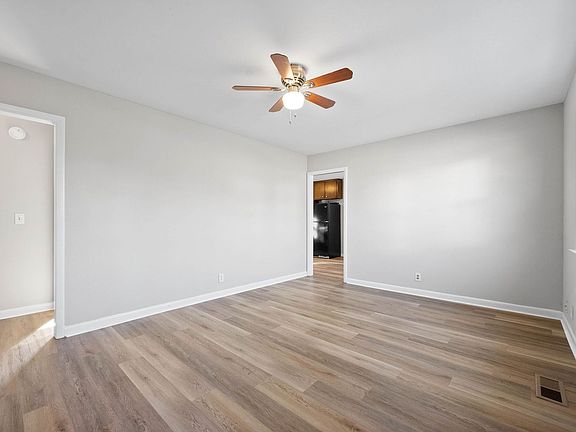3rd image of 237 Creekside Dr