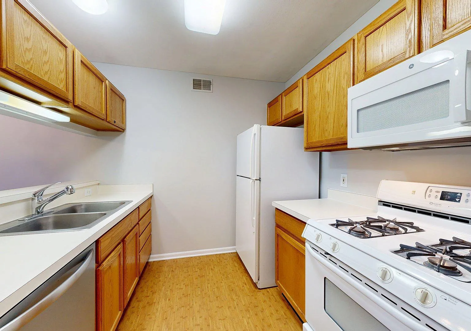 2 bed, 2.0 bath, 1094 sqft, $2,100 — Photo 2