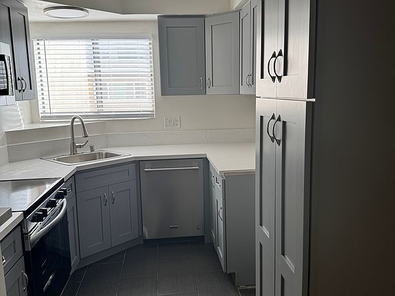 2nd image of 4660-1 Cahuenga Blvd #205-4660